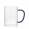 O cană (cupă) din sticlă transparentă cu mâner de sublimare colorat
